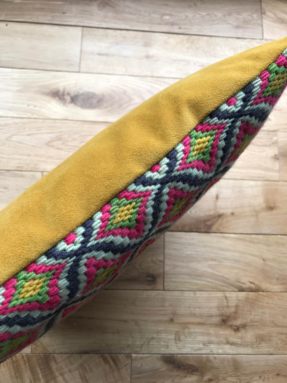 Bargello Needlepoint 14" Cushion Kit: Appletons Wool, Velvet Back (14”)
